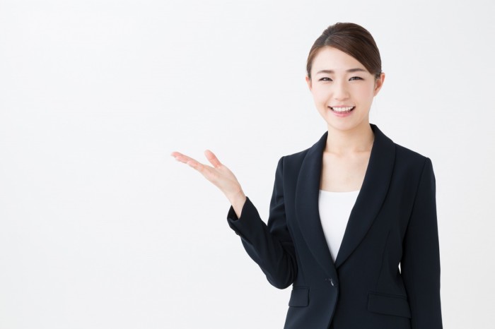 提案する女性営業